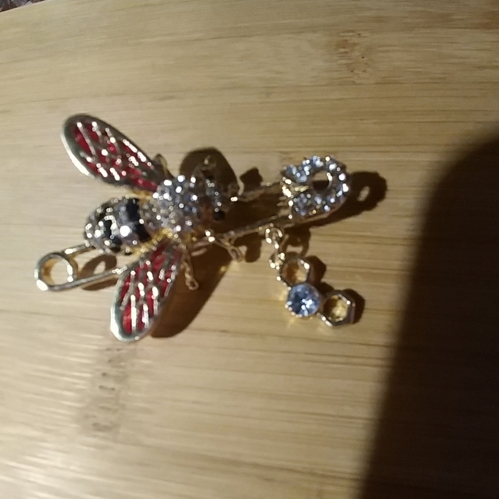 🐝Bee pin🐝 - Picture 2 of 4